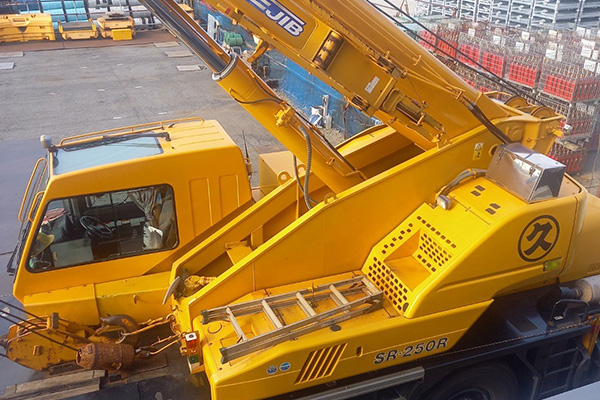 クレーン・鉄板・重量物運搬。 確かな技術で現場を支える。