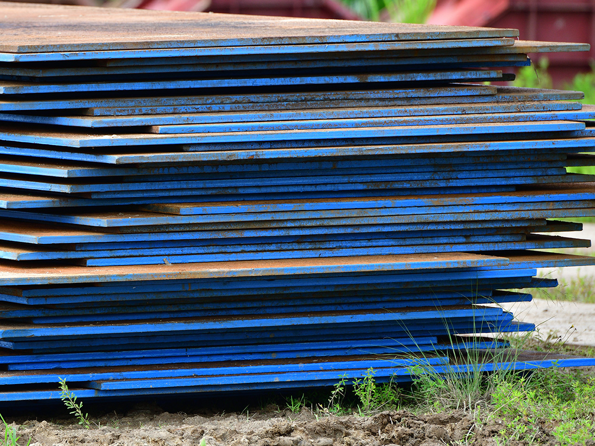 現場の安全は足元から。敷鉄板の配送・設置も対応。